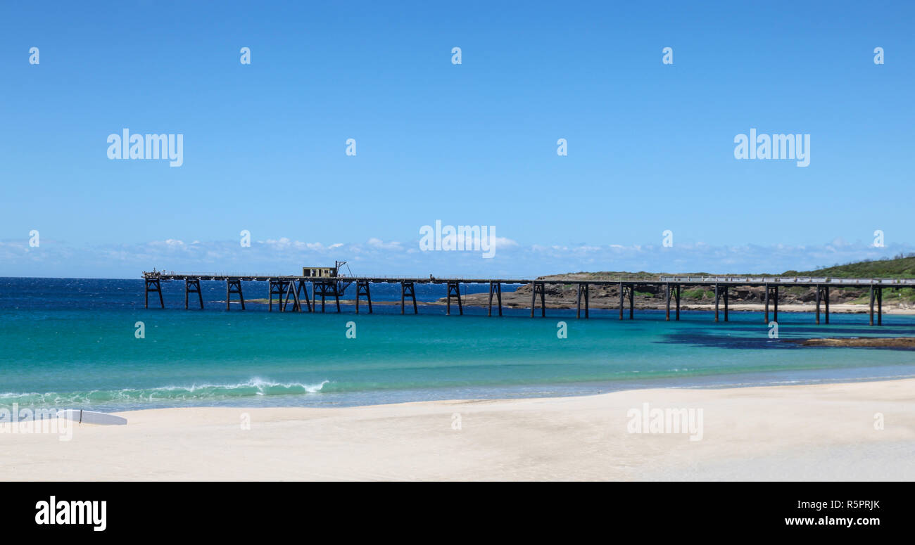 Chargement de charbon ancienne jetée à Catherine Hill bay constrasts avec la belle plage sur la côte centrale de la Nouvelle-Galles du Sud. Cette belle étendue de côte a une lo Banque D'Images