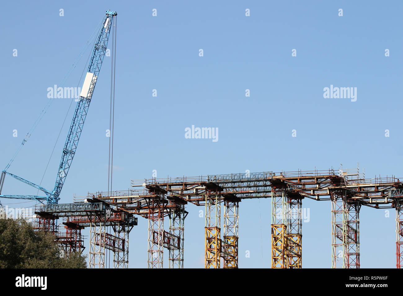 Nouveau pont et le pont roulant de machinerie lourde construction site Banque D'Images