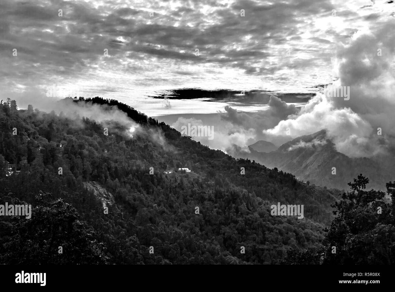 Mussoorie, Uttarakhand. Connu sous le nom de la Reine des collines est une station de colline dans la chaîne de Garhwal Himalayan, Inde. Banque D'Images