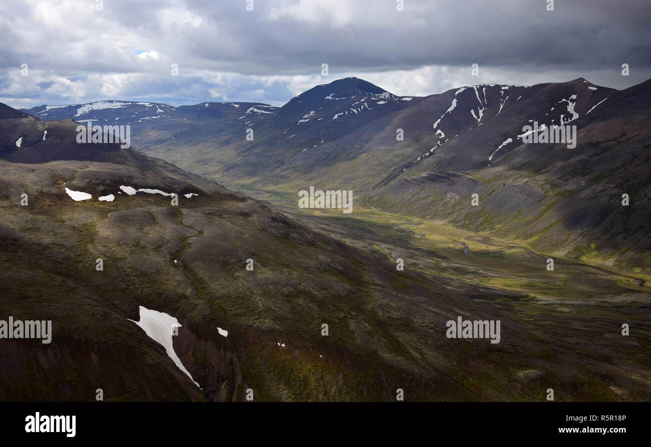 Paysage islandais. La vallée entre le Svinadalsfjall et l'Vatnsdalsfjall. Vue depuis le sommet d'une montagne. Pour la plupart, nuageux avec quelques taches de s Banque D'Images