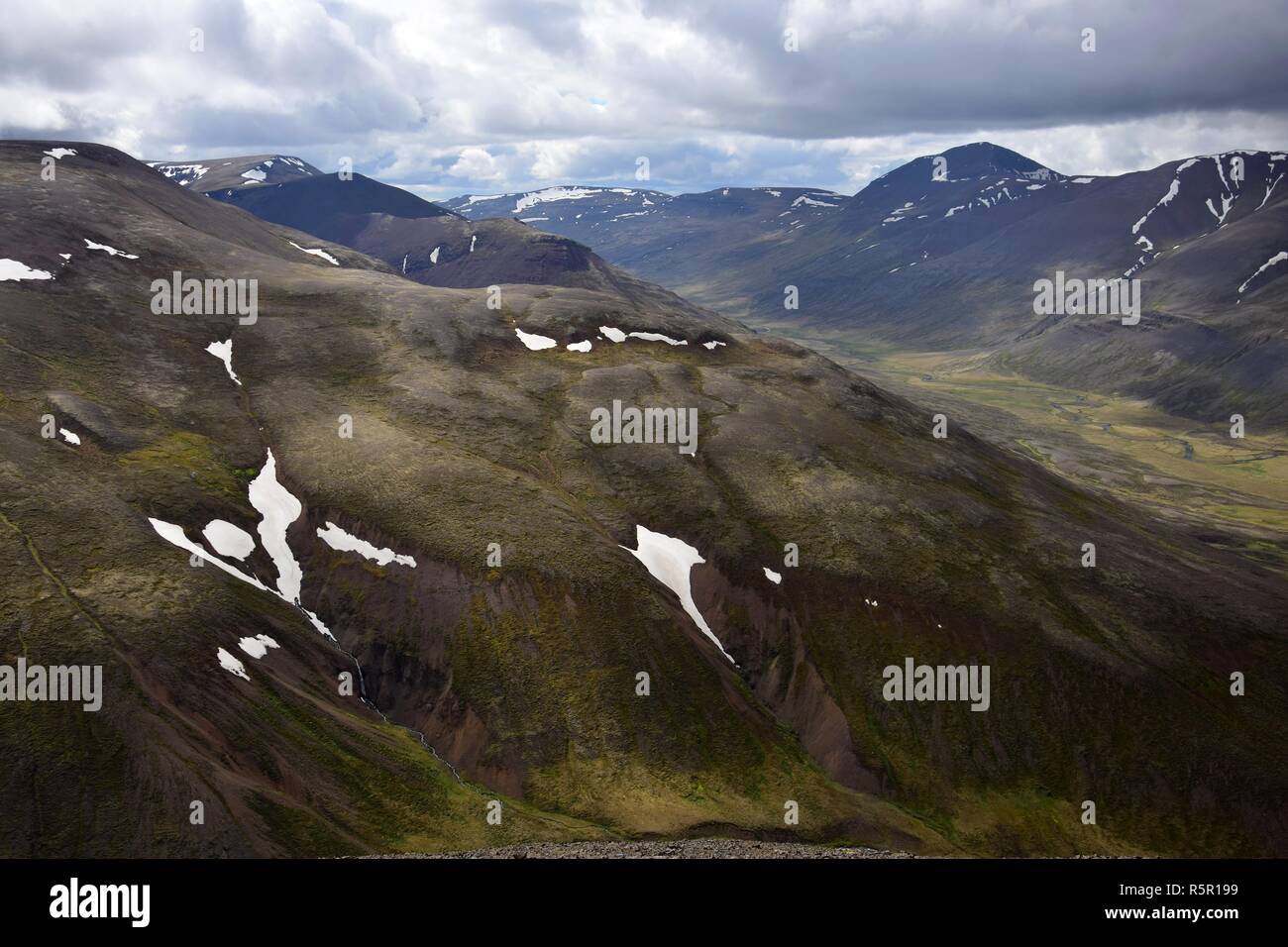 Paysage islandais. La vallée entre le Svinadalsfjall et l'Vatnsdalsfjall. Vue depuis le sommet d'une montagne. Pour la plupart, nuageux avec quelques taches de s Banque D'Images