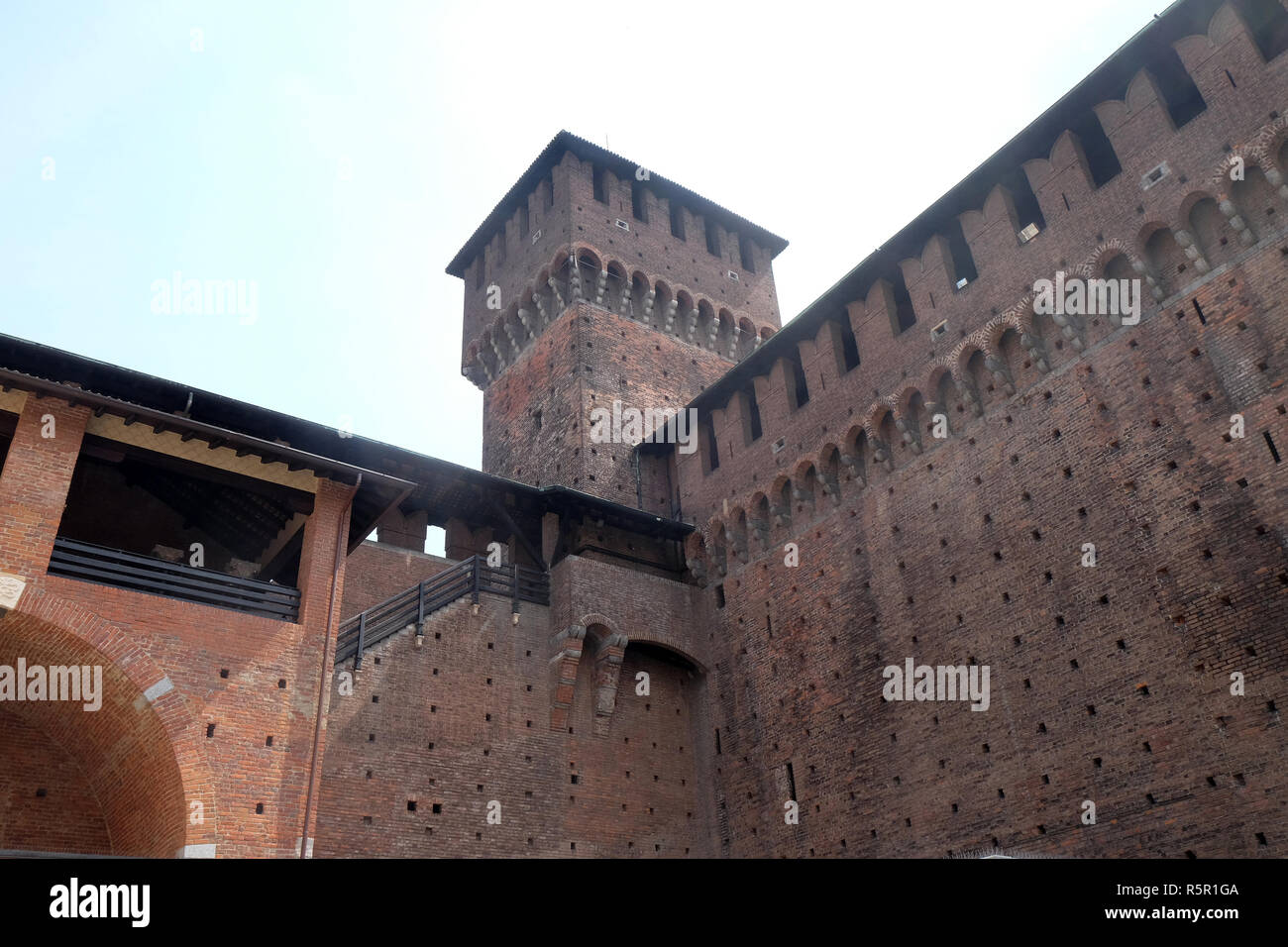 Le château des Sforza à Milan, Italie, construit au xve siècle par Francesco Sforza, duc de Milan, sur les vestiges d'une fortification du 14e siècle Banque D'Images