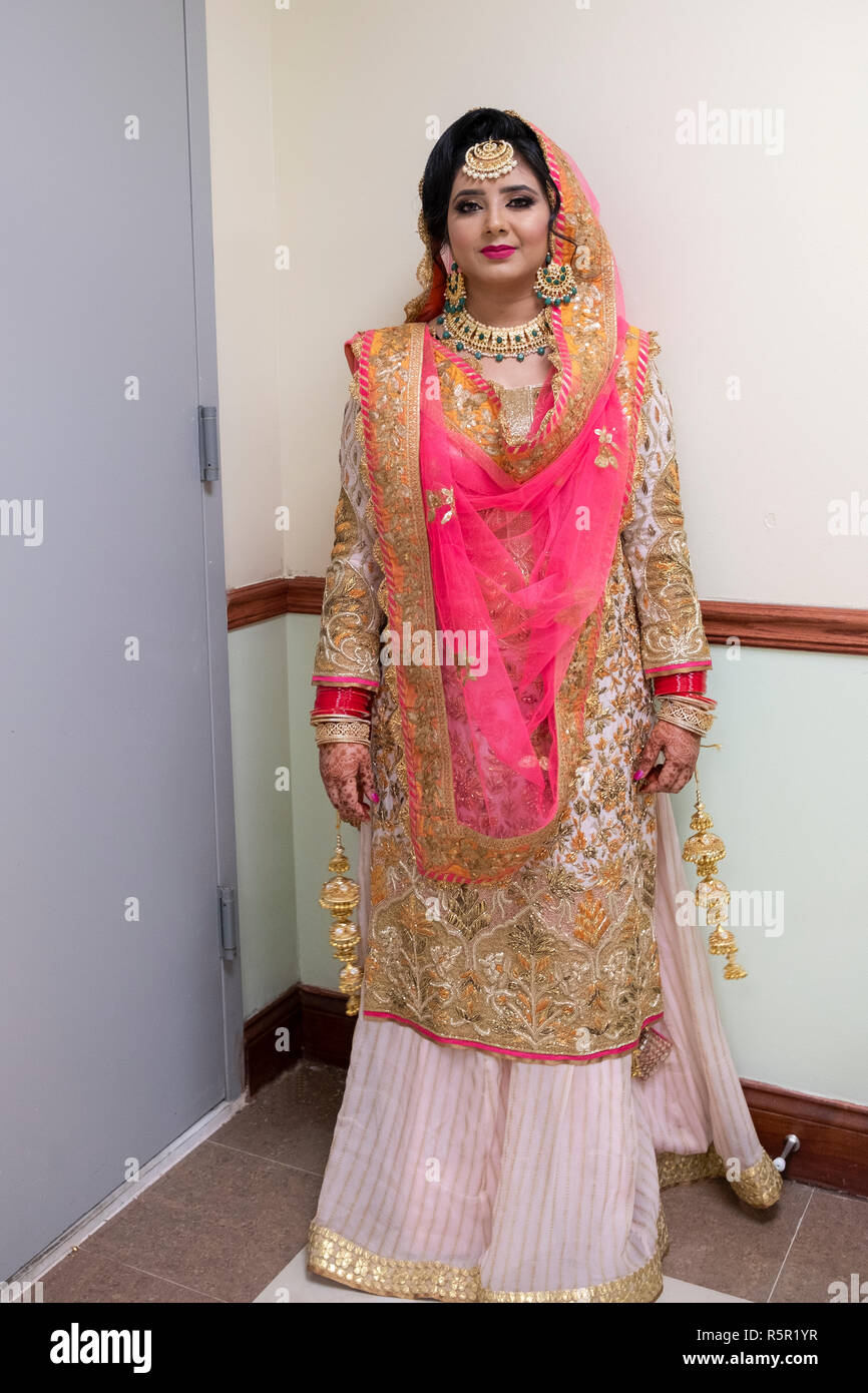 Portrait d'un Sikh posées dans la belle mariée vêtements traditionnels avant son mariage. Dans le Queens, New York. Banque D'Images
