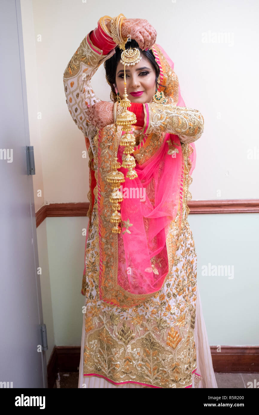 Portrait d'un Sikh posés avant son mariage mariée montrant l'kalira ornements qui fera partie de son costume de mariage Banque D'Images