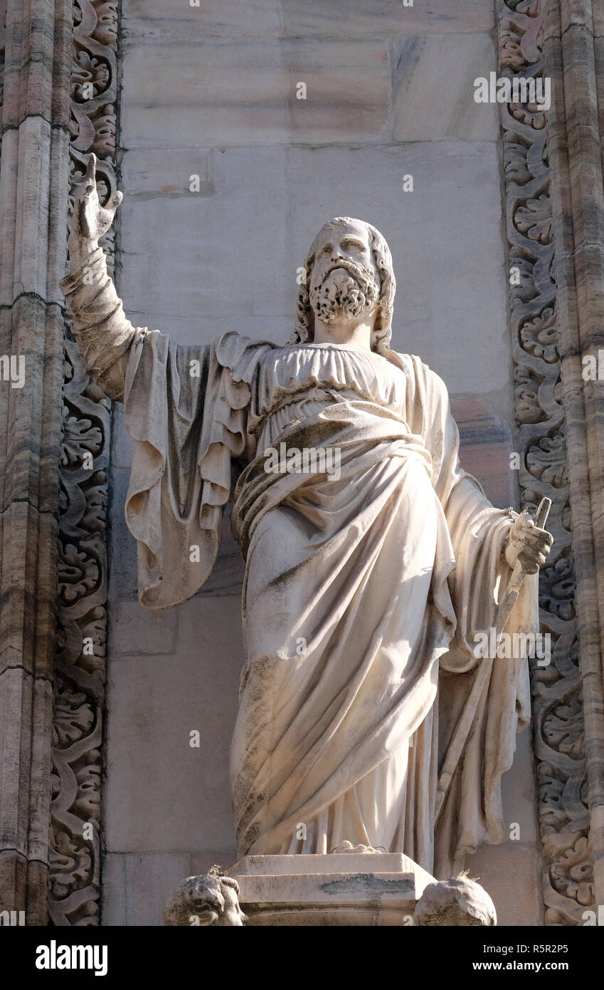 Apôtre, statue sur la façade de la cathédrale de Milan, le Duomo di Santa Maria Nascente, Milan, Lombardie, Italie Banque D'Images