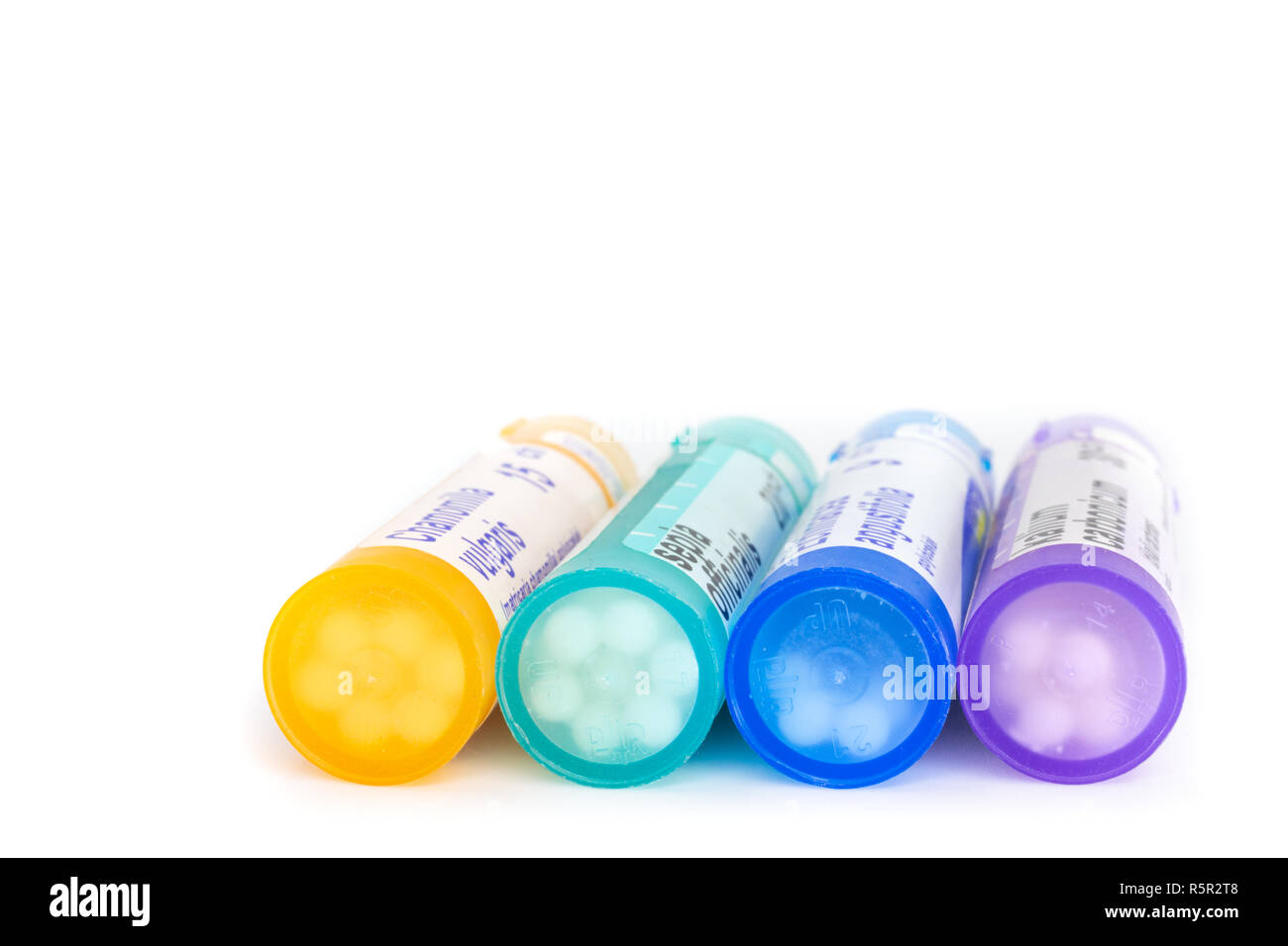 La médecine homéopathique à quatre tubes en plastique de différentes couleurs Banque D'Images