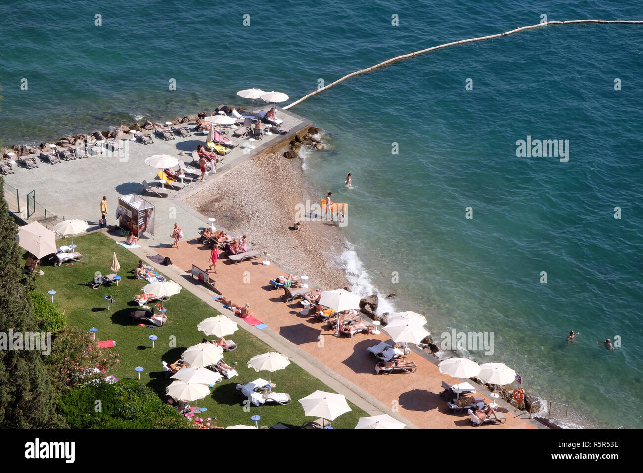 PORTOROZ, SLOVÉNIE - le 26 juin : les touristes de profiter de la plage à Portoroz, Slovénie, le 26 juin 2015. Banque D'Images