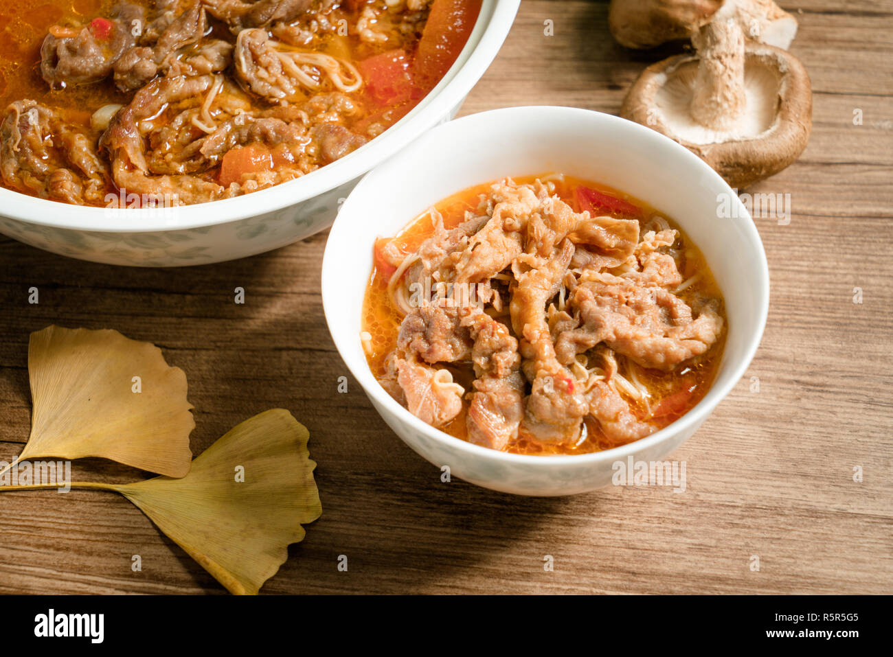 Cuisine traditionnelle, chinoise et l'aloyau aux champignons Banque D'Images