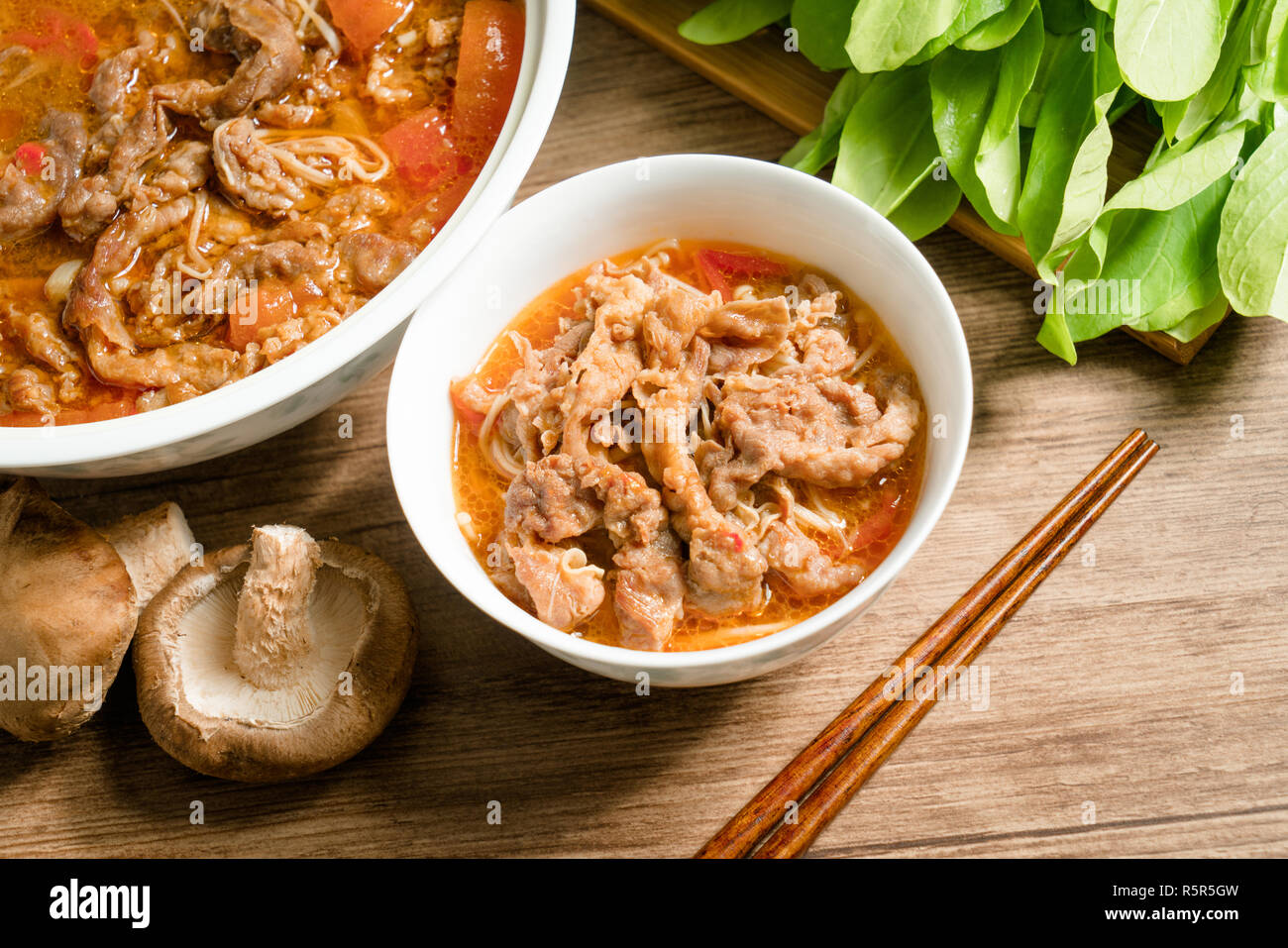 Cuisine traditionnelle, chinoise et l'aloyau aux champignons Banque D'Images