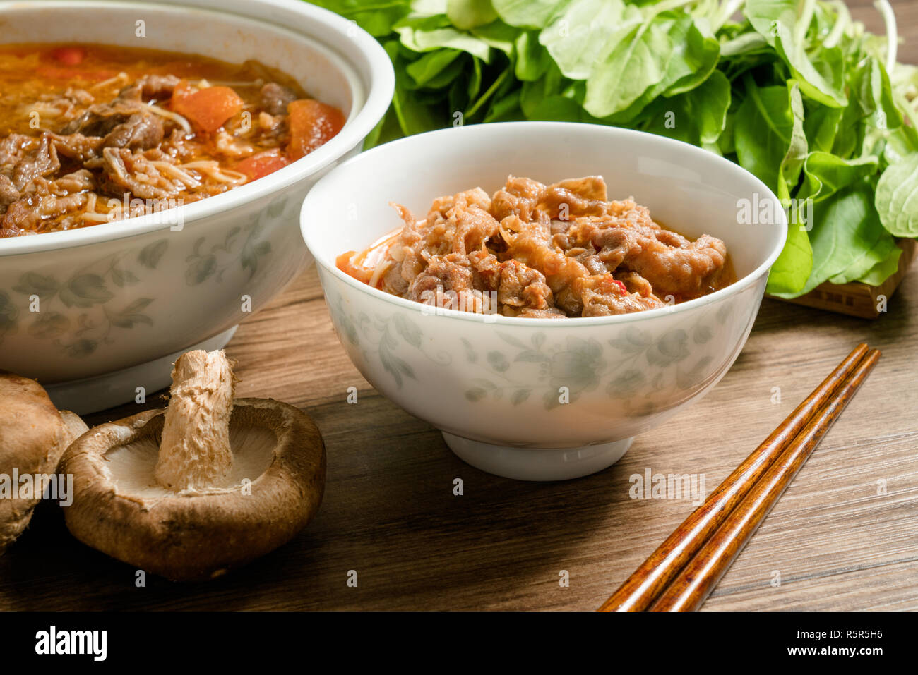 Cuisine traditionnelle, chinoise et l'aloyau aux champignons Banque D'Images