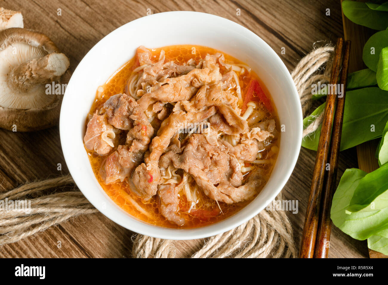 Cuisine traditionnelle, chinoise et l'aloyau aux champignons Banque D'Images