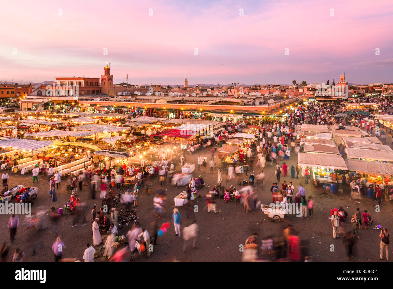 Place du marché Jamaa el Fna dans le coucher du soleil, Marrakech, Maroc, Afrique du Nord. Banque D'Images