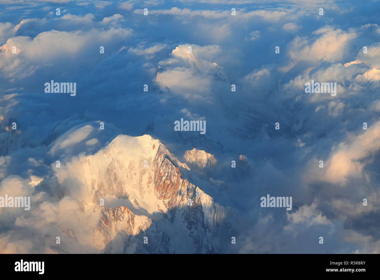 Vue aérienne du Mont Blanc (4 808,7 m / 15 777 pieds). Plus haute montagne dans les Alpes. Banque D'Images