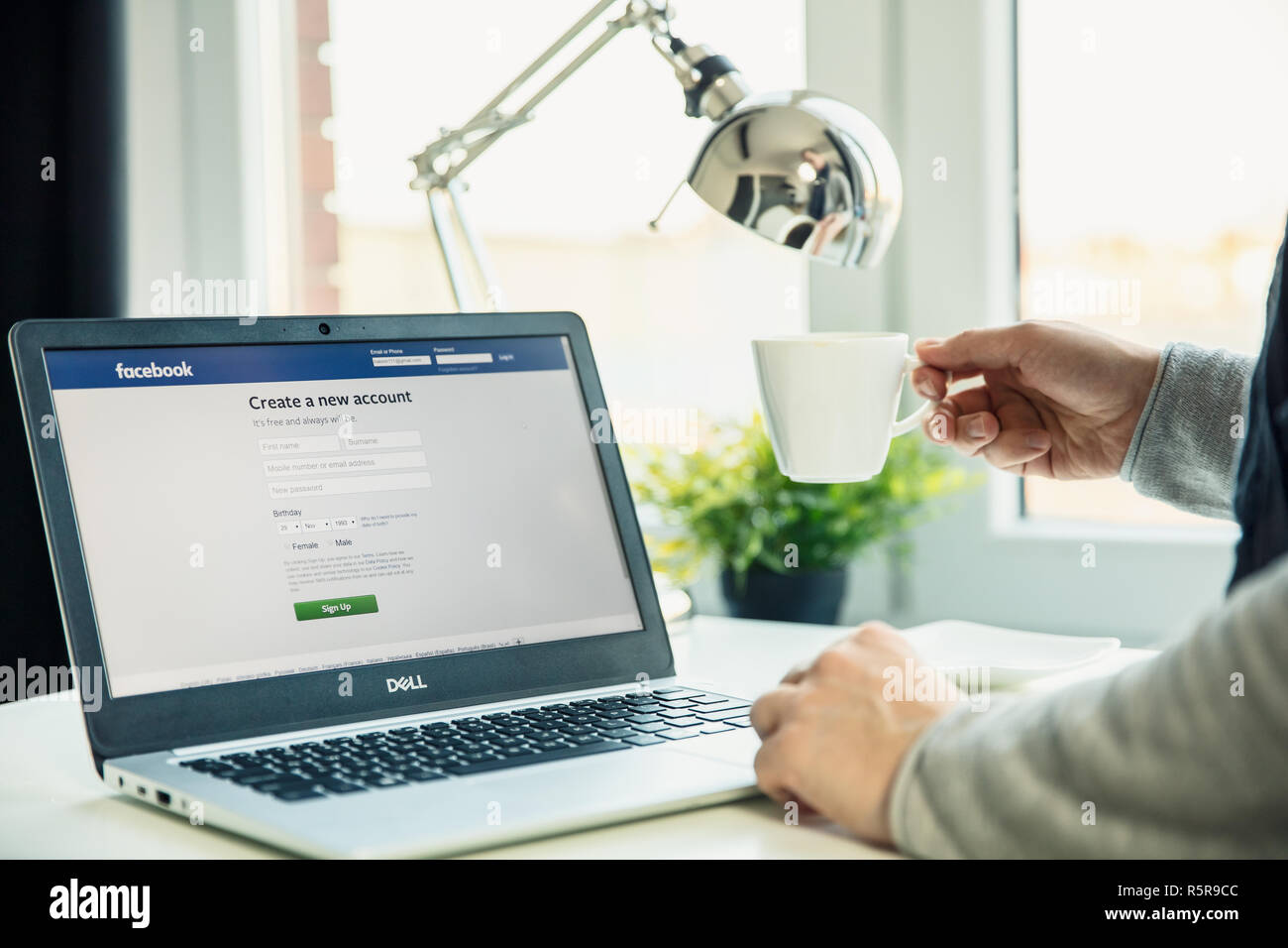 WROCLAW, POLOGNE - Novembre 29th, 2018 : Les ordinateurs portables sur le bureau en bureau avec Facebook Site sur l'écran. Facebook, Inc. est un Américain s en ligne Banque D'Images