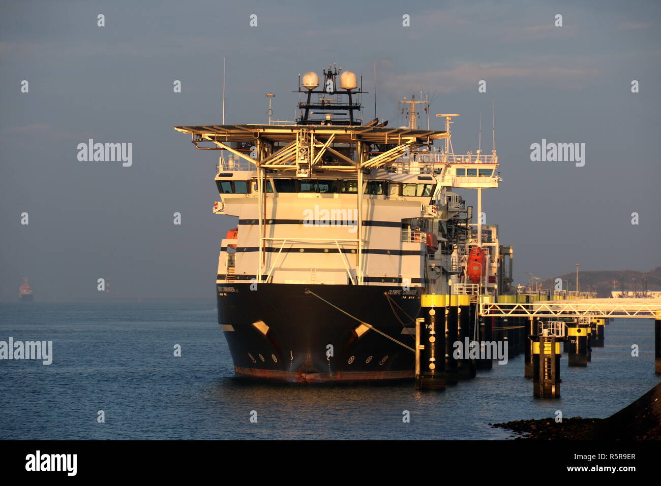 Le navire d'approvisionnement en mer commandant olympique est le 23 novembre 2018 dans le port de Rotterdam. Banque D'Images