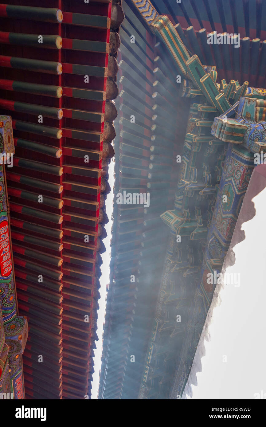 Beijing. La Chine. Un fragment de la corniche de la toiture du temple Yonghegong Lama. Banque D'Images