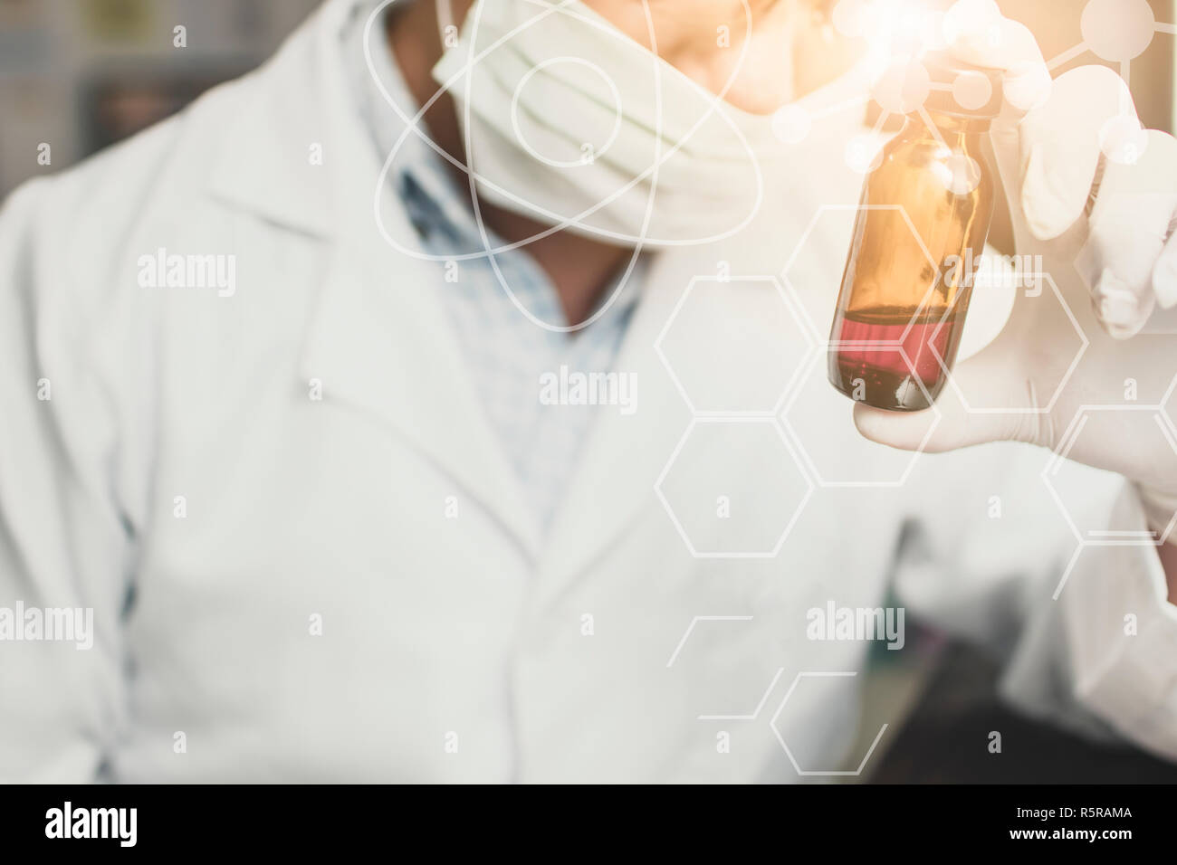 Scientist holding bouteille pour essayer les produits chimiques dans science lab Banque D'Images