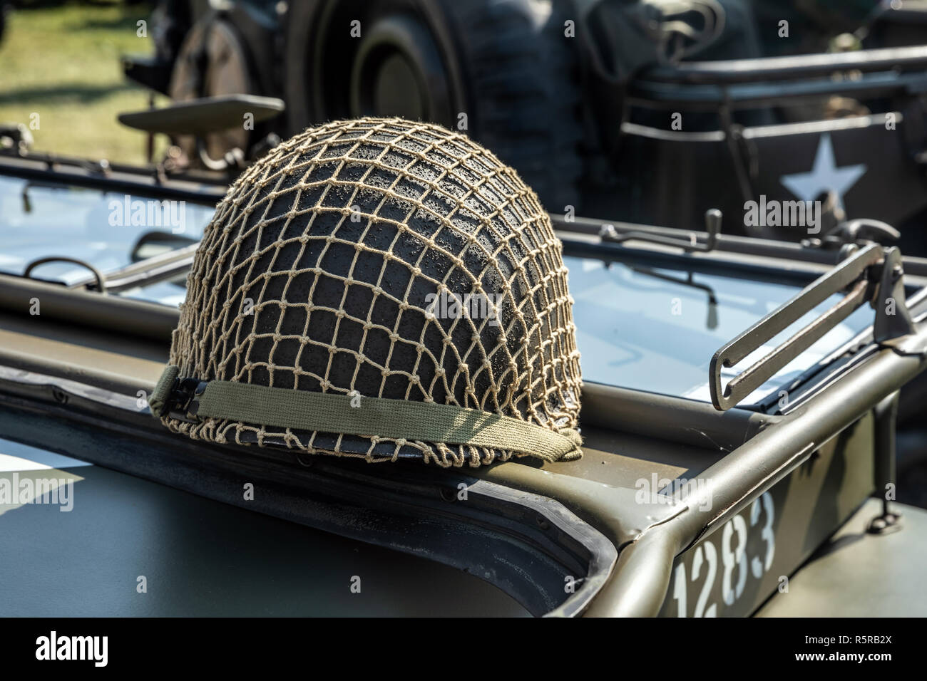 Casque militaire vert avec net sur un véhicule Banque D'Images