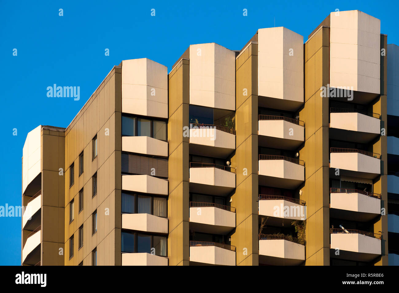 Immeuble de grande hauteur sur la rue Konrad-Adenauer-Ufer, Cologne, Allemagne. Konrad-Adenauer-Ufer am Hochhaus, Köln, Deutschland. Banque D'Images