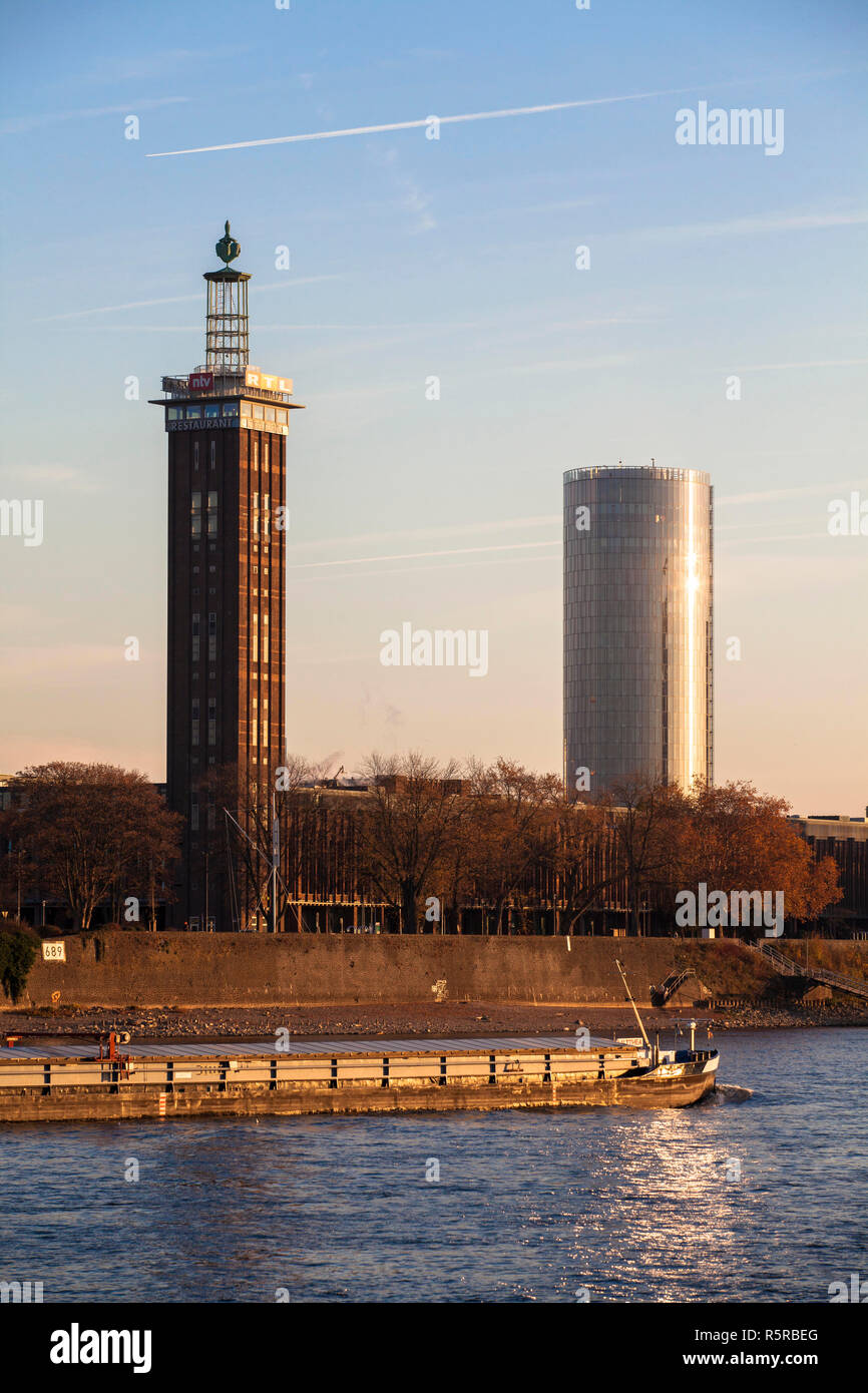 Vue sur le Rhin à la vieille tour de l'ancien centre des expositions et de la tour Triangle de Cologne dans le quartier de Deutz, Cologne, Allemagne. Banque D'Images