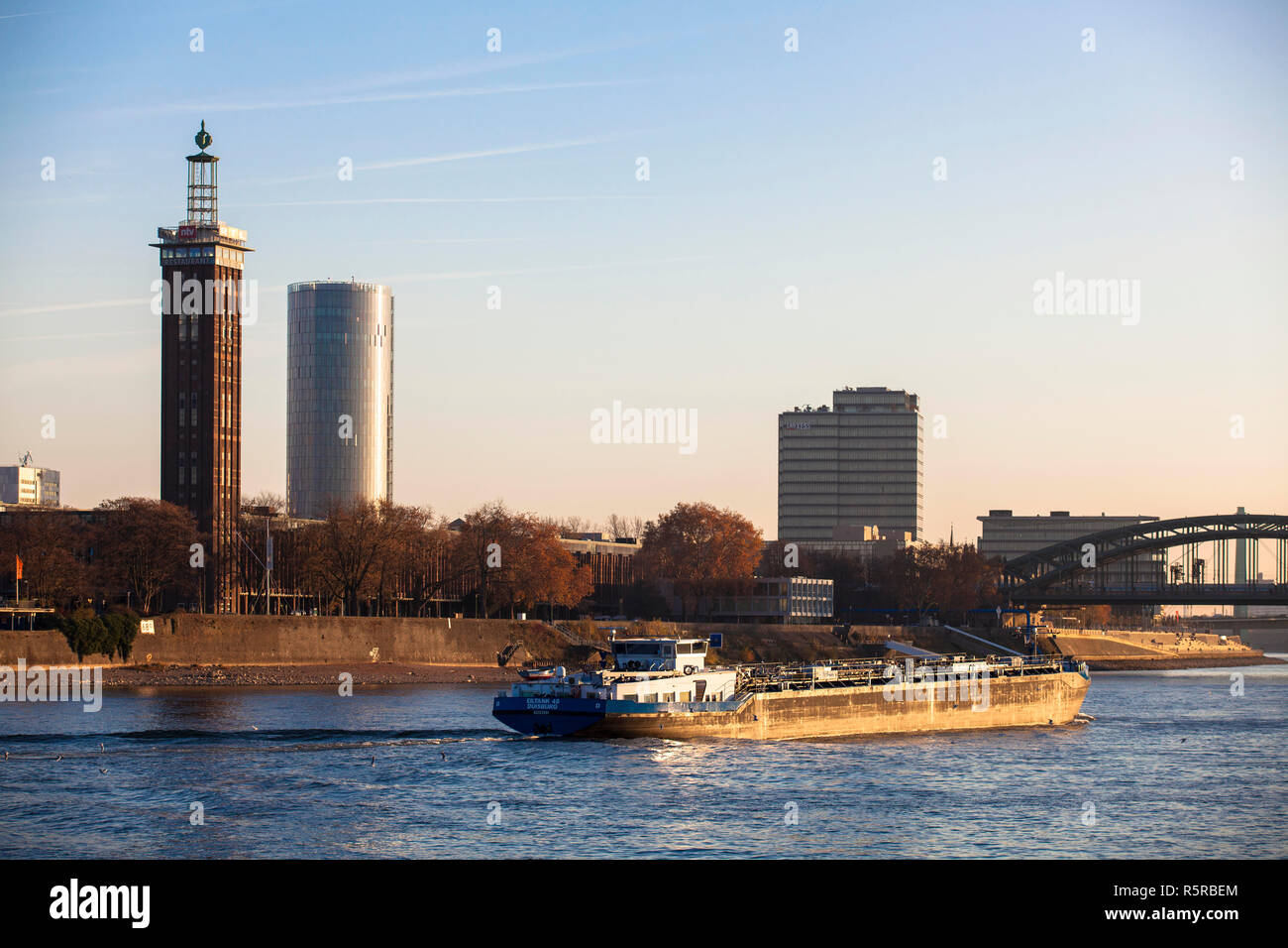Vue sur le Rhin à la vieille tour de l'ancien palais des expositions, la Tour Triangle de Cologne et de la Lanxess Tower dans le quartier de Deutz, Banque D'Images