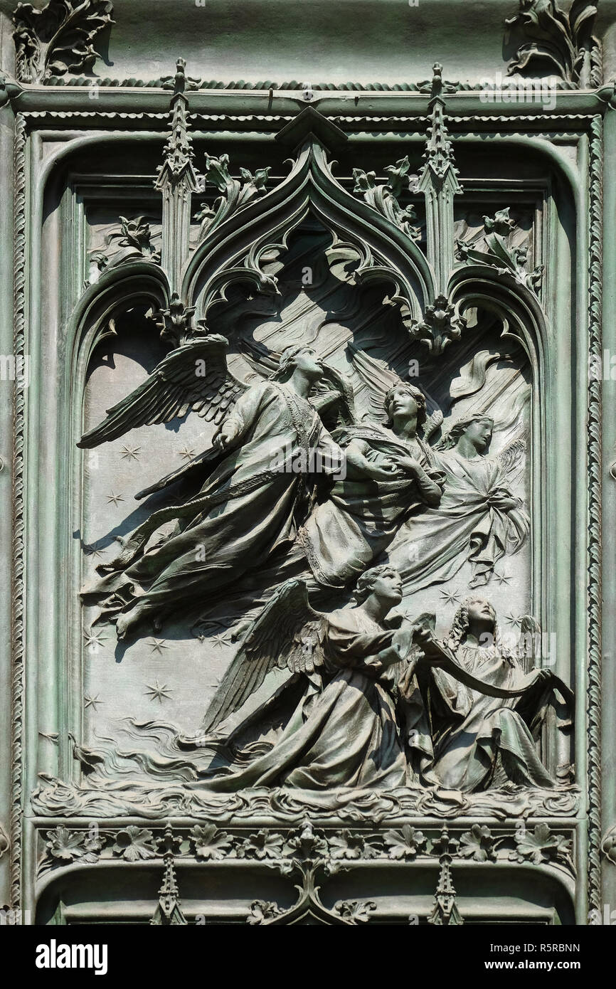 Anges, détail de la porte de bronze de la principale cathédrale de Milan, le Duomo di Santa Maria Nascente, Milan, Lombardie, Italie Banque D'Images