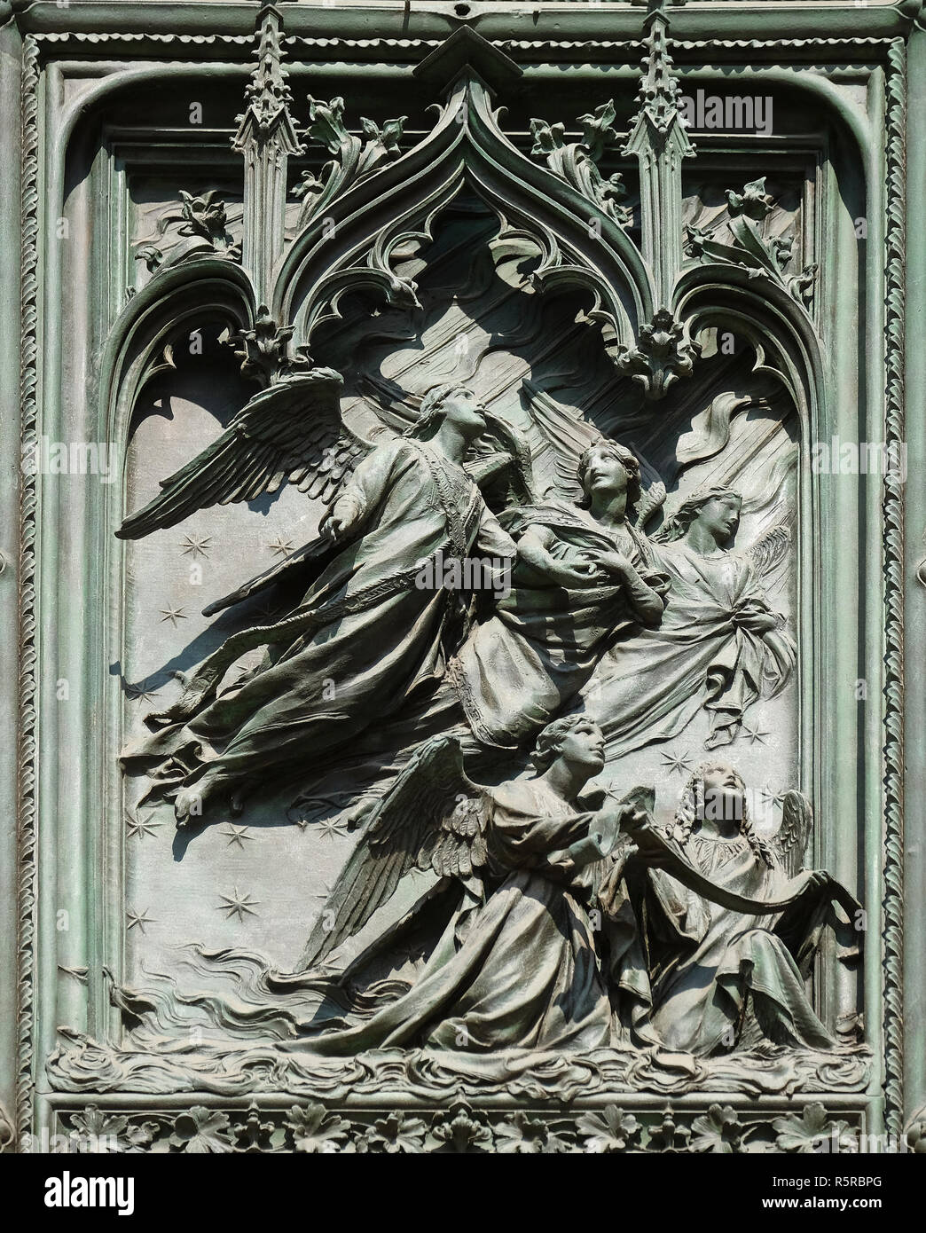 Anges, détail de la porte de bronze de la principale cathédrale de Milan, le Duomo di Santa Maria Nascente, Milan, Lombardie, Italie Banque D'Images