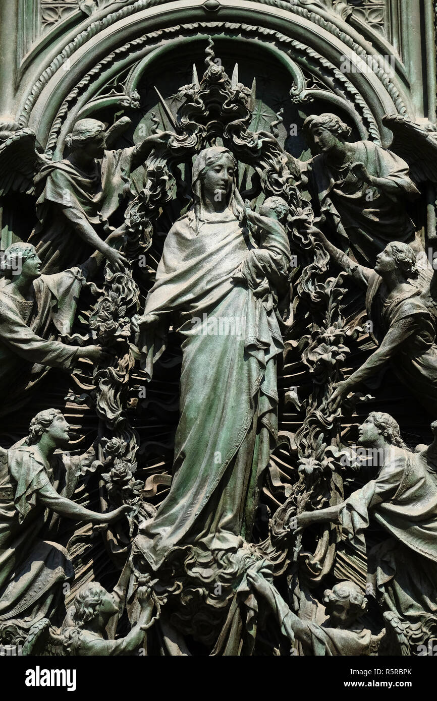 Assomption de la Vierge Marie, détail de la porte de bronze de la principale cathédrale de Milan, le Duomo di Santa Maria Nascente, Milan, Lombardie, Italie Banque D'Images