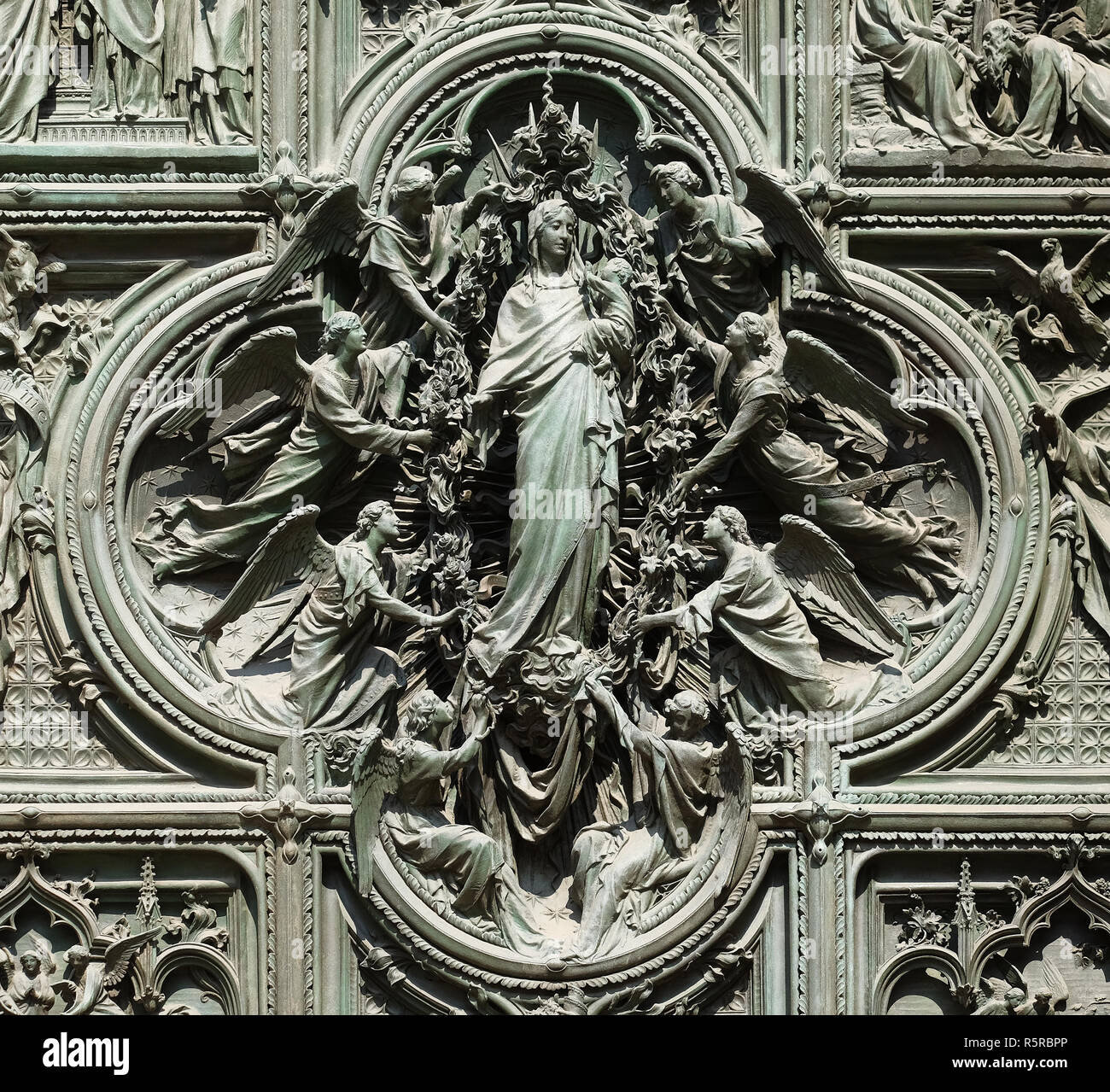 Assomption de la Vierge Marie, détail de la porte de bronze de la principale cathédrale de Milan, le Duomo di Santa Maria Nascente, Milan, Lombardie, Italie Banque D'Images