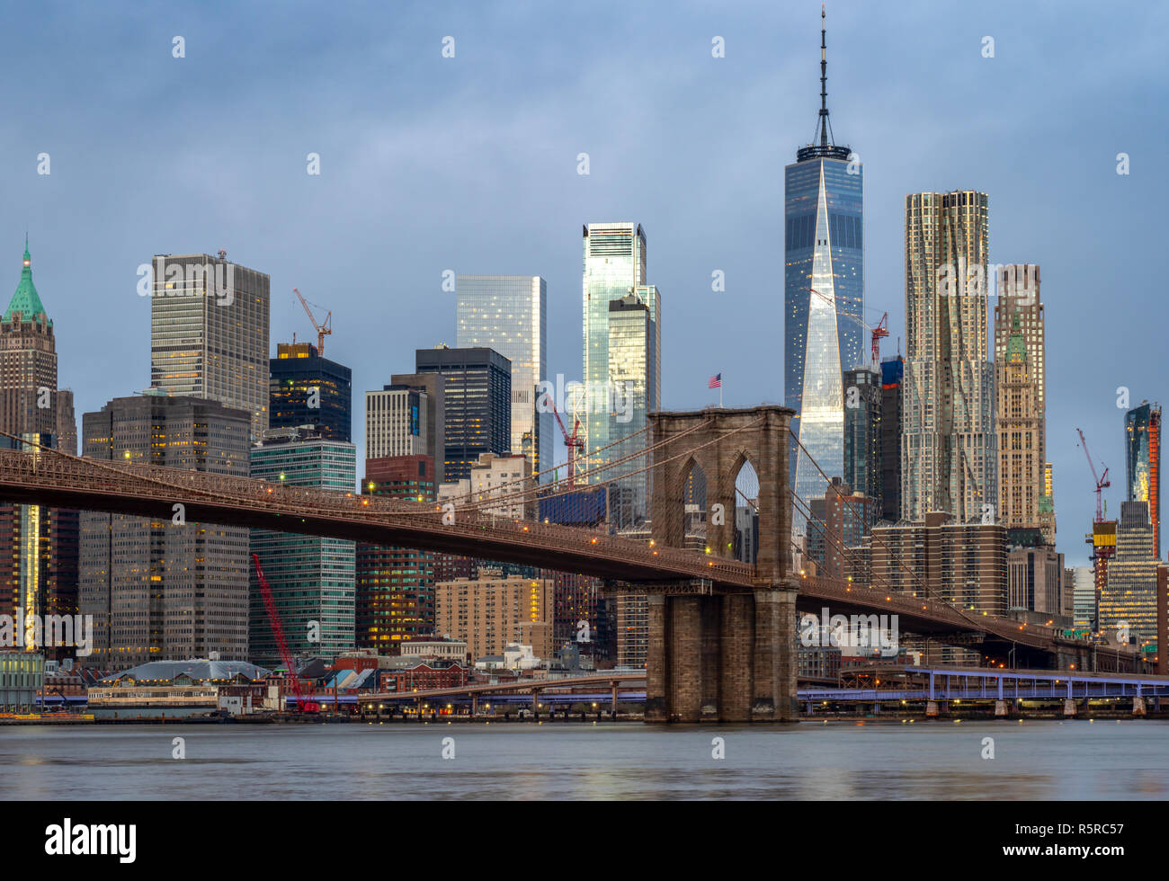 New York skyline et le pont de Brooklyn capturés à côté de Brooklyn tôt le matin à tard en novembre 2018 Banque D'Images