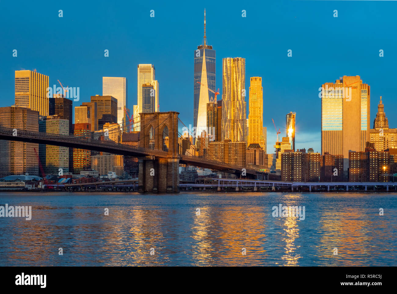 New York skyline et le pont de Brooklyn capturés à côté de Brooklyn tôt le matin à tard en novembre 2018 Banque D'Images