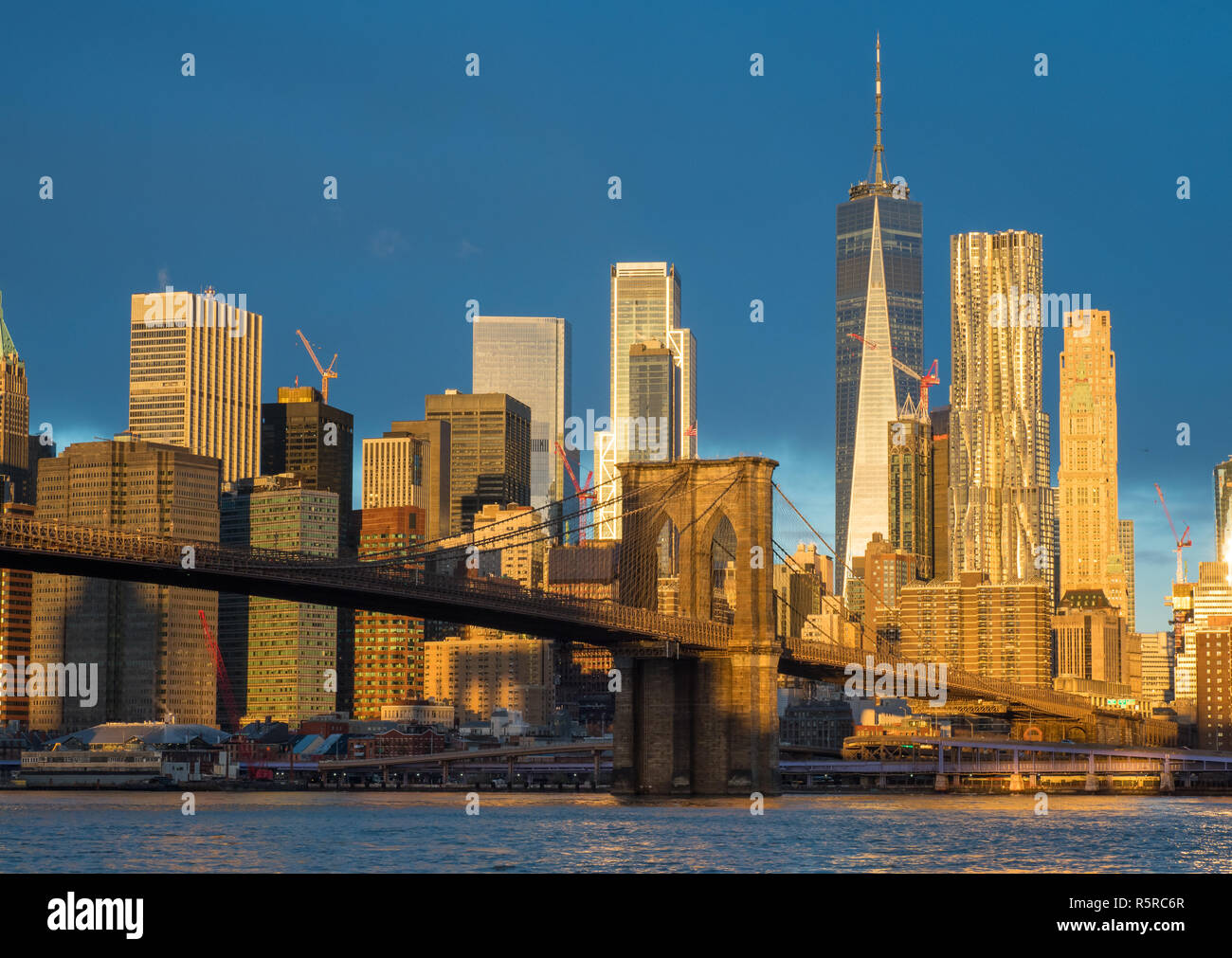 New York skyline et le pont de Brooklyn capturés à côté de Brooklyn tôt le matin à tard en novembre 2018 Banque D'Images