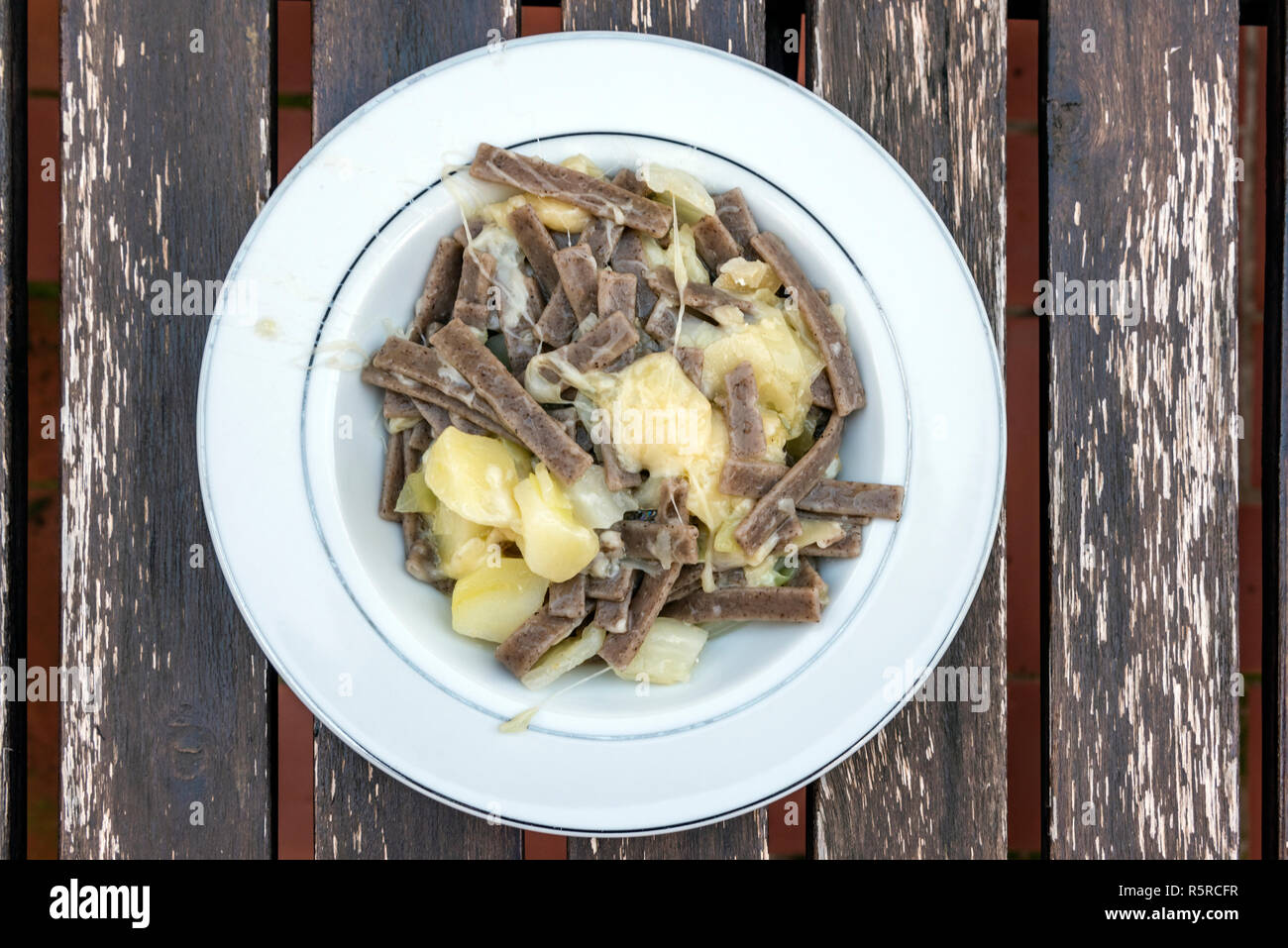 Pizzoccheri, un plat de tagliatelles courtes traditionnelles typiques du nord de la province italienne de la Valteline, Italie Banque D'Images