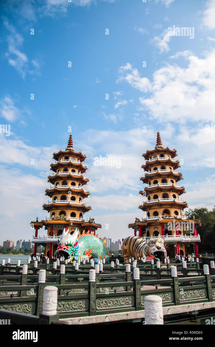 Kaohsiung, Taiwan - Jan 2, 2013 - Tigre et Dragon de pagodes au Lotus Pond Banque D'Images