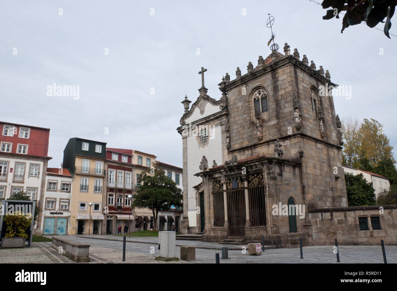 São João do Souto (église dédiée à St John) et la chapelle Coimbras à Braga, Portugal Banque D'Images