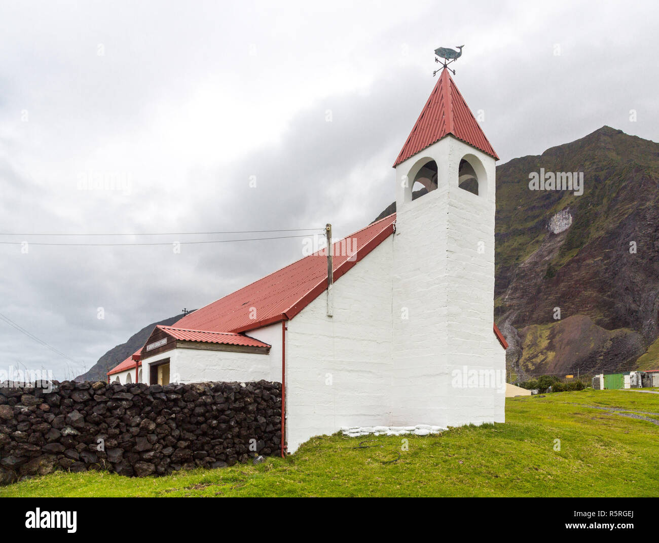 L'église catholique à Édimbourg des Sept Mers ville, Tristan da Cunha, l'île les plus éloignées. Toit rouge et bellower, une baleine et le cardi Banque D'Images