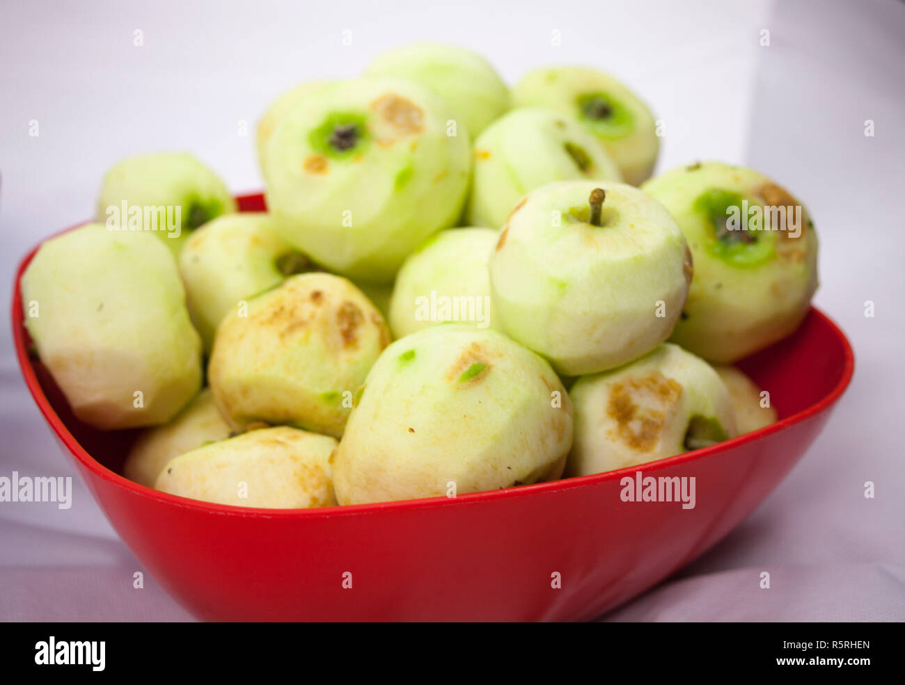 Il y pela des frais pommes sur le fond blanc Banque D'Images