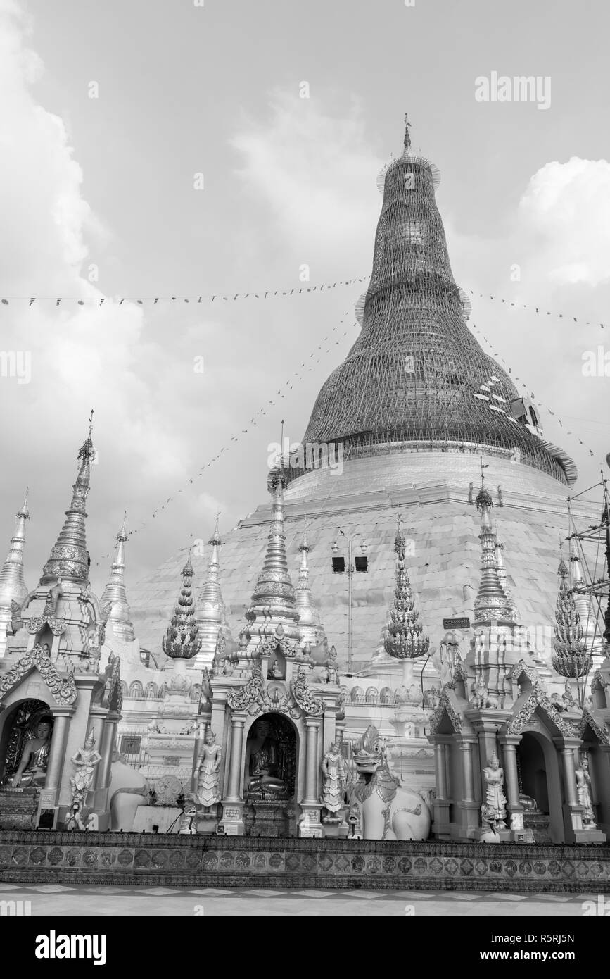 Photo noir et blanc de l'immense Shwedagon Pagoda, jalon important de Yangon, Myanmar Banque D'Images