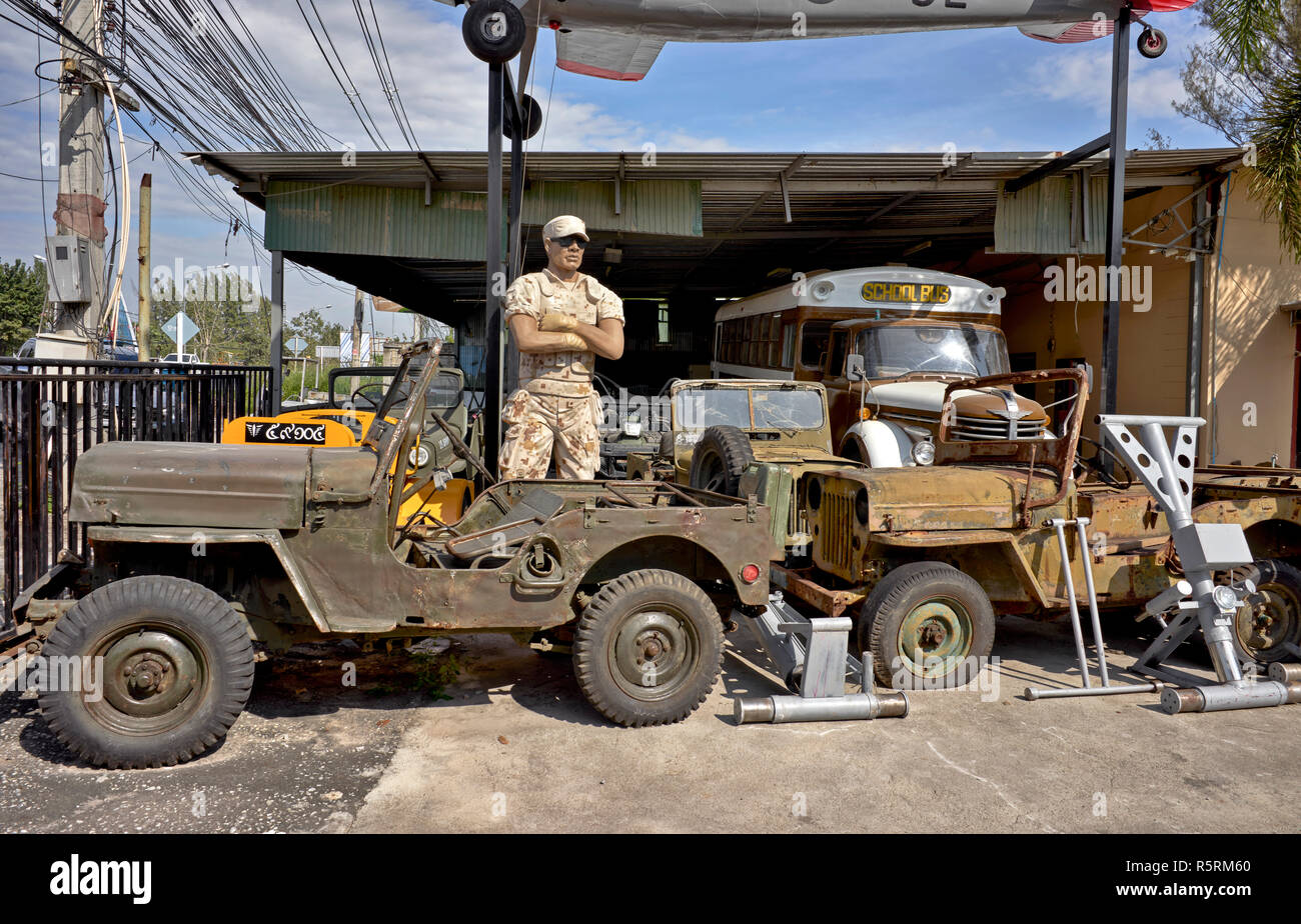 Statue d'un soldat USA avec une jeep militaire à la guerre Café cafe Pattaya en Thaïlande. Également un magasin d'approvisionnement de l'armée américaine Banque D'Images