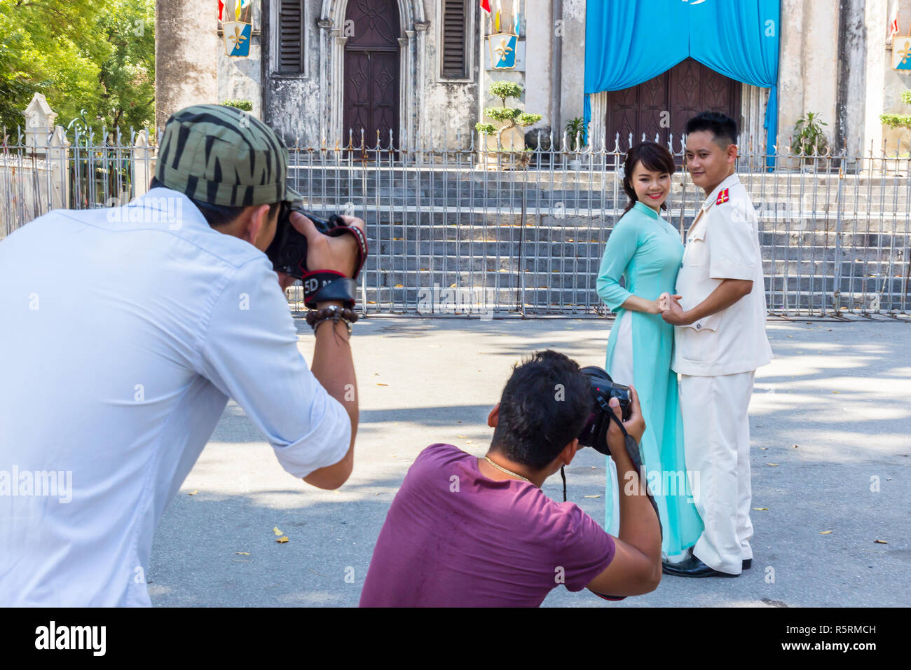 Hanoi, Vietnam - CIRCA Octobre 2015 : photographe prend des photos après le mariage dans la ville de Hanoi, Vietnam Banque D'Images