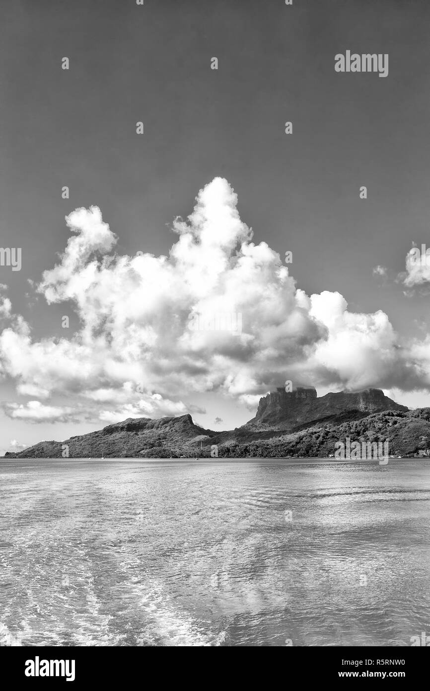 Dans polinesya islland la bora bora de la mer et de la colline près du cloud Banque D'Images