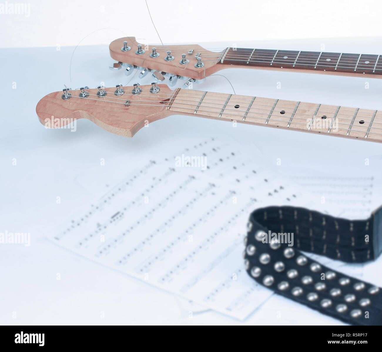 .Gros plan partitions guitare et sur un fond blanc. Banque D'Images