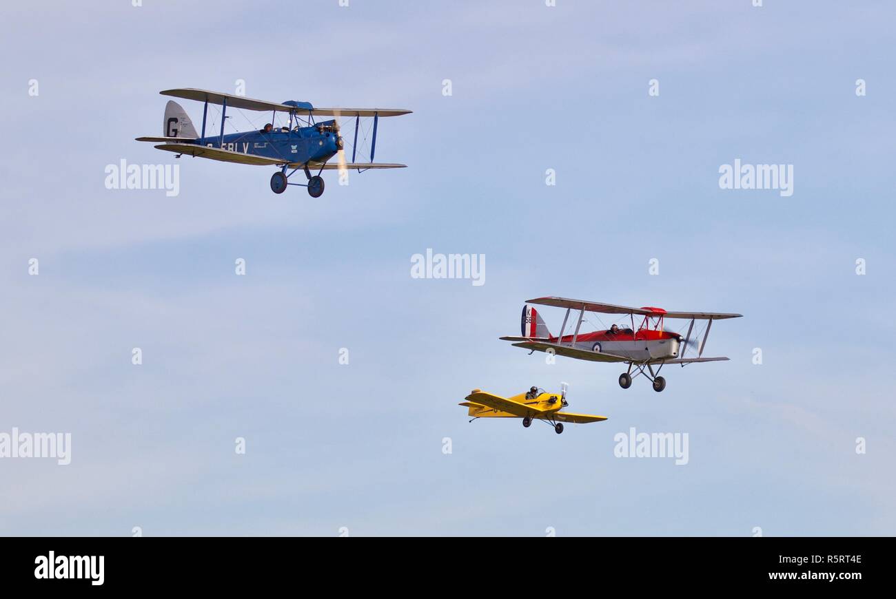 1925 DH60 Cirrus Moth, 1931 DH82a Tiger Moth et un Druine Turbulent D-31 agissant dehors un air race à Shuttleworth Courses du bourget sur le 7 octobre 2018 Banque D'Images