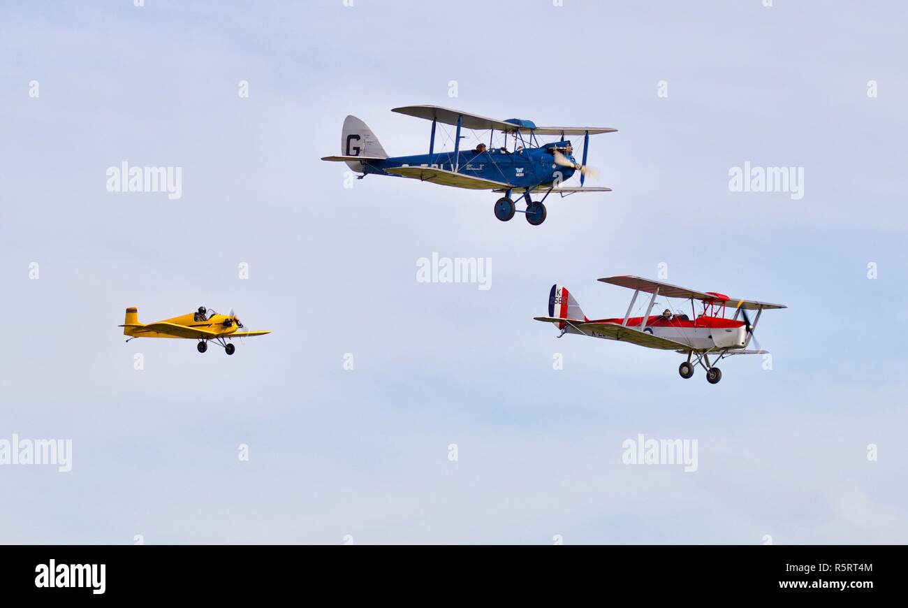 1925 DH60 Cirrus Moth, 1931 DH82a Tiger Moth et un Druine Turbulent D-31 agissant dehors un air race à Shuttleworth Courses du bourget sur le 7 octobre 2018 Banque D'Images