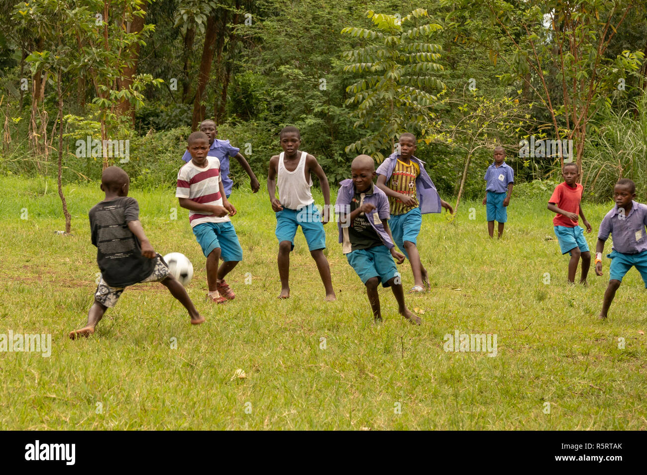 École des garçons jouent au football, Bogodi, Ouganda, Afrique du Sud Banque D'Images