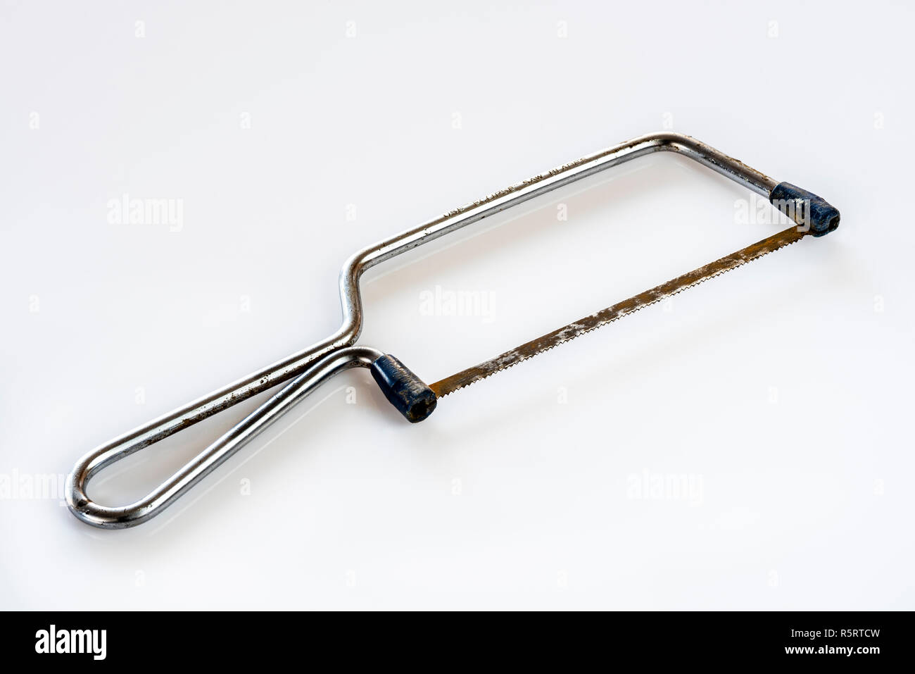 Très vieux, bien utilisé la scie junior isolé sur fond blanc. Banque D'Images