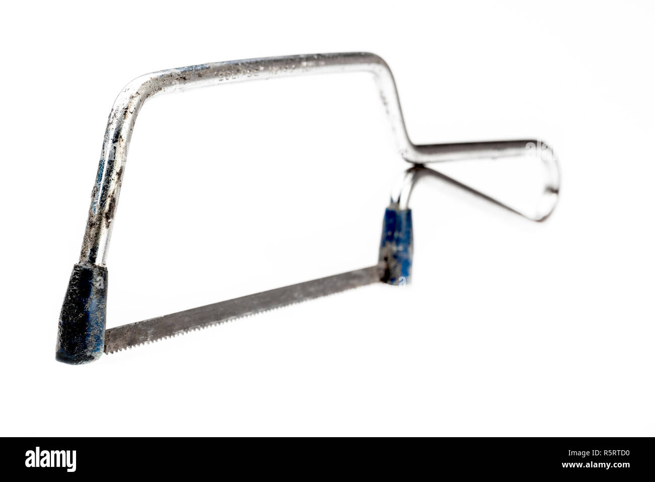 Très vieux, bien utilisé la scie junior isolé sur fond blanc. Banque D'Images