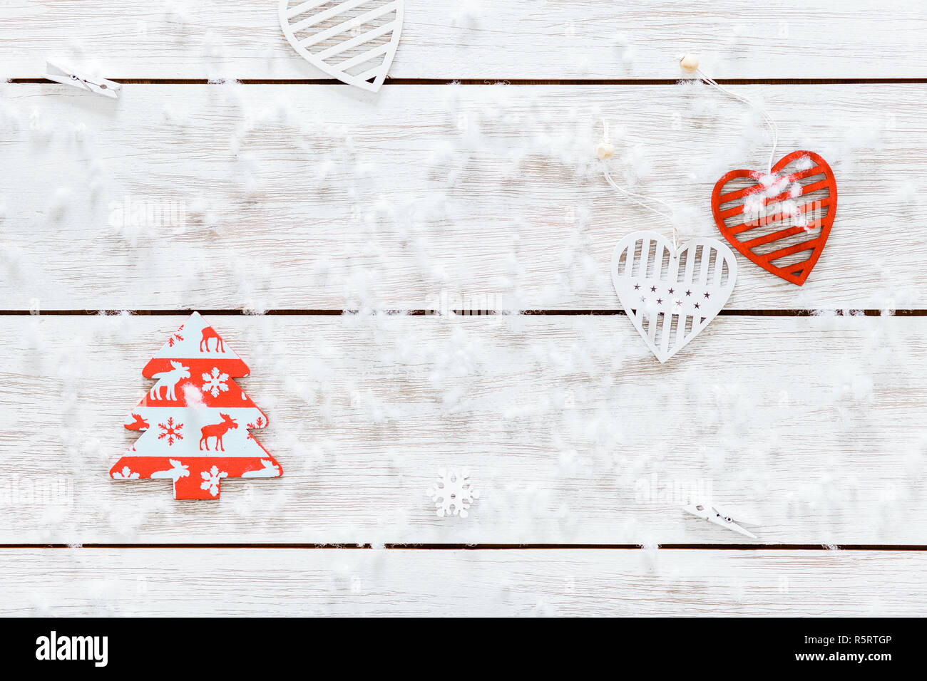 Joyeux Noel Decorations Flocons Blanc Rouge Coeurs Et Arbre De Noel Jouet En Bois Sur Table Couverte De Neige Sejour Romantique Fond Carte Photo Stock Alamy