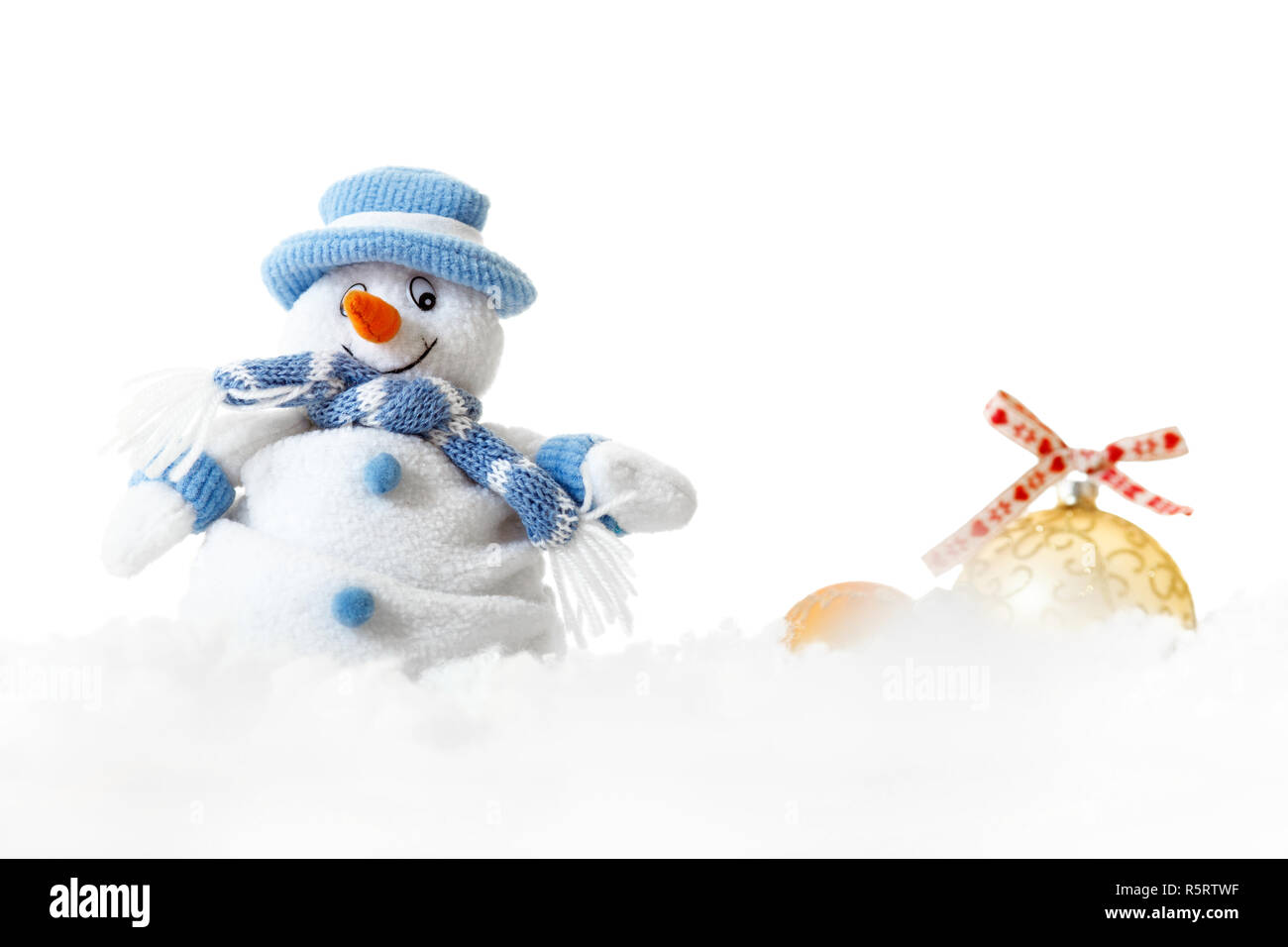Noël isolés professionnels snowman wearing blue bonnet et écharpe avec boules décoratives blanc sur fond clair, joyeux Noël décorations mariage Banque D'Images