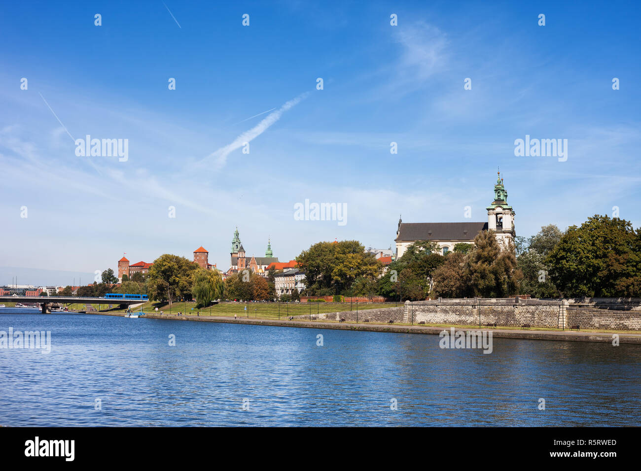 La ville de Cracovie à partir de la Vistule en Pologne. Banque D'Images